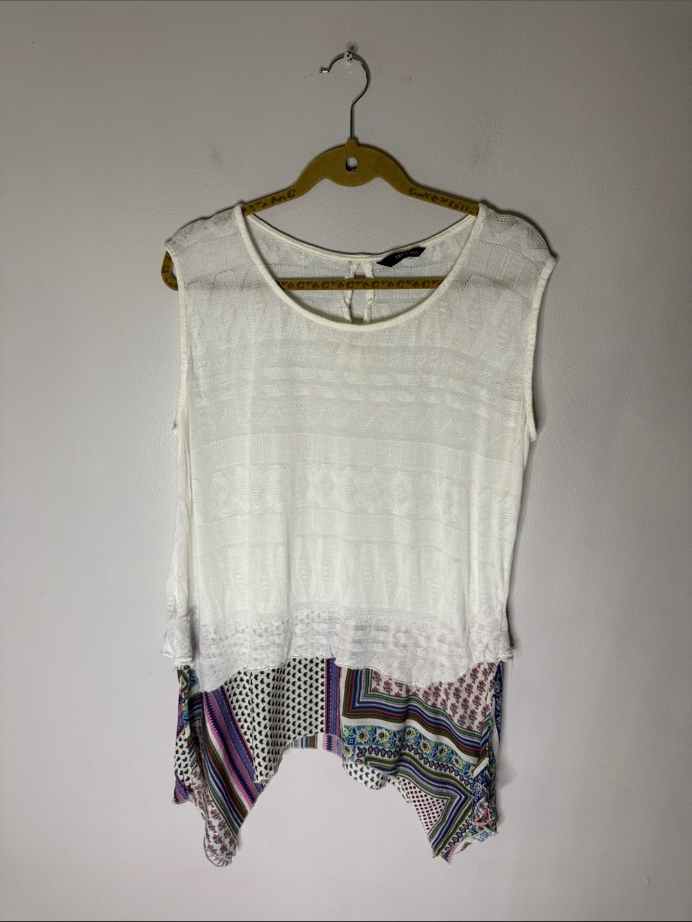 Yak n' Yeti Sleeveless White Crochet Knit Top with Patterned Handkerchief Hem Lg